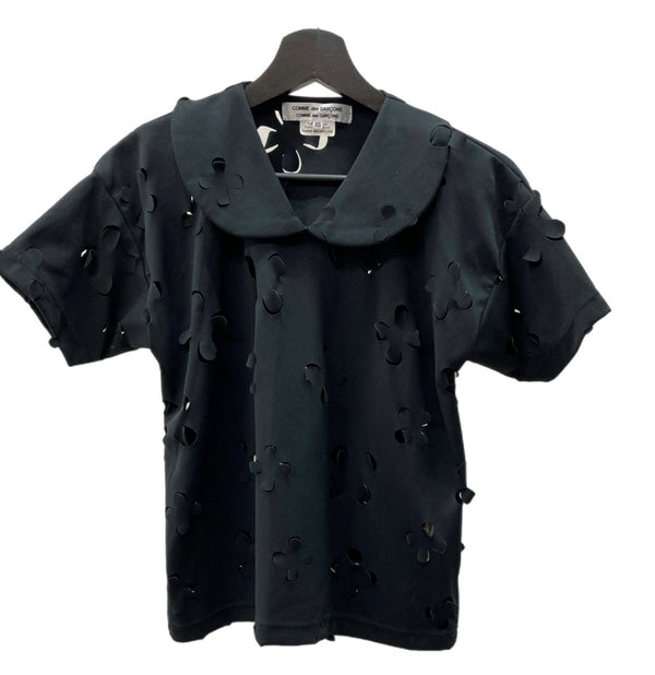 コムデギャルソン COMME des GARCONS コムコム AD2016 17SS パンチング ブラウス 丸襟 フラワーカッティング 花 日本製 BLACK 黒 RS-T002 半袖カットソー 総柄 ブラック XSサイズ 104LT-108