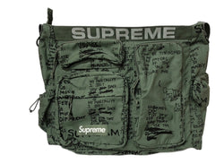 シュプリーム SUPREME 23ss x GONZ マーク ゴンザレス Field Messenger Bag フィールド メッセンジャー バッグ ボストン 緑 バッグ メンズバッグ ショルダーバッグ・メッセンジャーバッグ ロゴ カーキ 104B-40