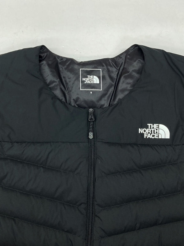 ザノースフェイス THE NORTH FACE THUNDER ROUNDNECK JACKET サンダー ラウンドネック ジャケット ノーカラー ダウン アウトドア インナー 黒 NY32013 ジャケット ロゴ ブラック Sサイズ 104MT-944