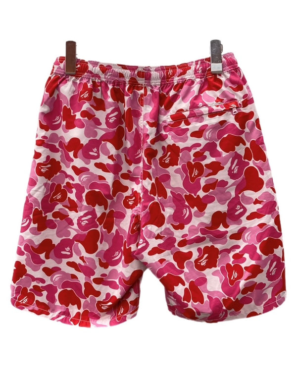 アベイシングエイプ A BATHING APE ABC CAMO BEACH SHORTS カモ ビーチ ショーツ サルカモ ハーフ スイム 短パン 白 赤 ピンク ロゴ ハーフパンツ マルチカラー Mサイズ 104MB-408