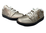 ナイキ NIKE 24年製 WMNS AIR JORDAN 1 LOW SE METALLIC ZINC エア ジョーダン ロー メタリック ジンク AJ1 金 HQ3529-099 メンズ靴 スニーカー ゴールド 27.5cm 104S-949