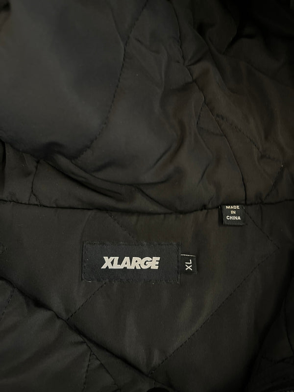 エクストララージ XLARGE フーディ パフジャケット 黒 ロゴ ワッペン 101203021005 XL ジャケット ブラック LLサイズ 101MT-4207