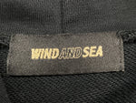 ウィンダンシー WIND AND SEA SEA RHINE STONE HOODIE シー ライン ストーン フーディ パーカー プルオーバー 黒 WDS-O-SIG-24-Q1-CS-02 パーカ ロゴ ブラック Lサイズ 104MT-572