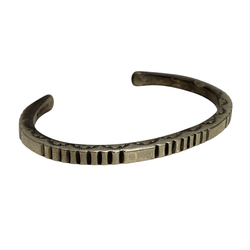 【曜日割引対象外】 【中古】インディアンジュエリー INDIAN JEWELRY ナバホ族 Delvert Vandever デルバートバンデバー メンズジュエリー・アクセサリー インディアンジュエリー バングル シルバー 201goods-671 VB