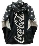 エフシーレアルブリストル F.C.Real Bristol COCA-COLA MULTI PATTERN JACKET コカコーラ マルチ パターン ナイロン フーディ 星柄 バックプリント フロントジップ BLACK 黒 FCRB-200009 ジャケット ロゴ ブラック 104MT-1842