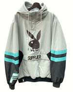 サプライヤー SUPPLIER × プレイボーイ PLAYBOY LINE ANORAK ライン アノラック パーカー フーディ プルオーバー アウター ロゴ GRAY XL パーカ プリント グレー 104MT-565