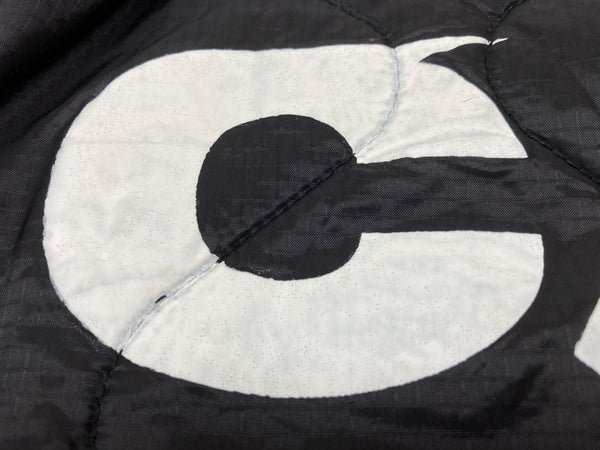 コムデギャルソン COMME des GARCONS 22AW シーディージー CDG × アルファ Alpha Industries ライナー フロントボタン キルティング ナイロン バックロゴ BLACK 黒 SZ-J030 ジャケット プリント ブラック Mサイズ 104MT-2013