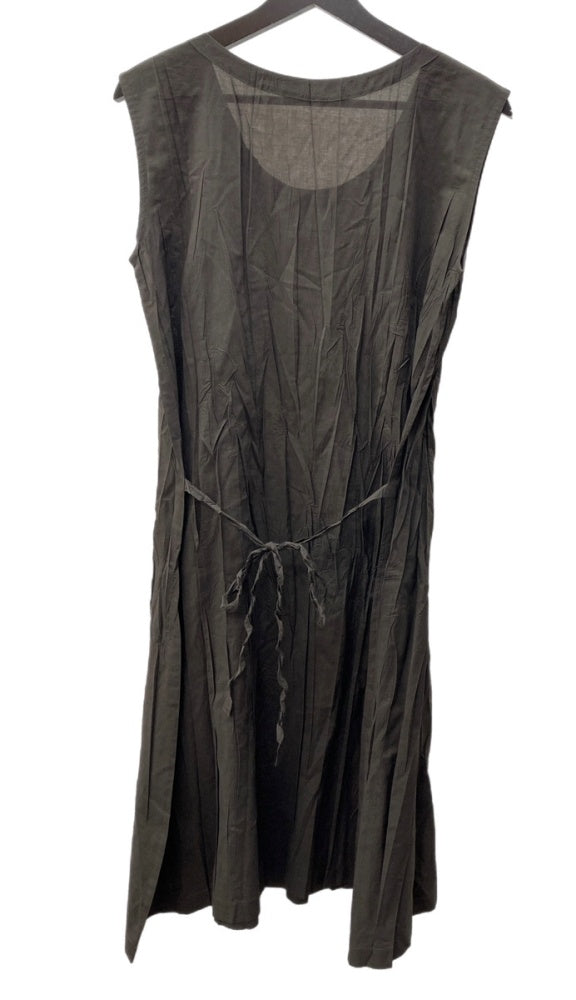 イッセイミヤケ ISSEY MIYAKE プリーツプリーズ PLEATS PLEASE ノースリーブ ミモレ丈 ミディ丈 シワプリーツ加工 バックリボン ウエストマーク 日本製 BROWN 茶色 PP93-PH975 ワンピース ブラウン SIZE3 104LT-165