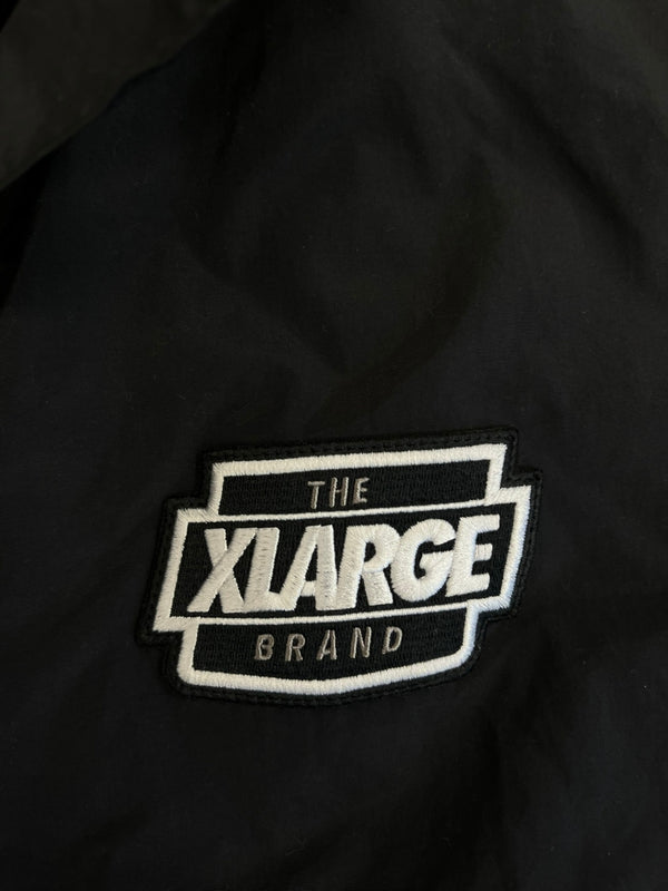 エクストララージ XLARGE フーディ パフジャケット 黒 ロゴ ワッペン 101203021005 XL ジャケット ブラック LLサイズ 101MT-4207