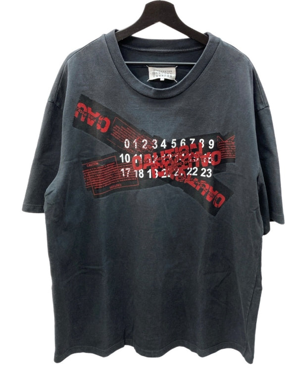メゾンマルジェラ Maison Margiela カレンダーロゴ テーピング プリント Tシャツ オーバーサイズ 黒 S50GC0568 size 48 Tシャツ プリント ブラック 104MT-1561