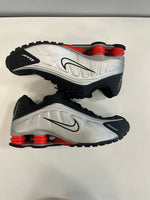 ナイキ NIKE SHOX R4 METALLIC SILVER ナイキ ショックス R4 HQ1988-002 メンズ靴 スニーカー シルバー 26cm 101sh-2406