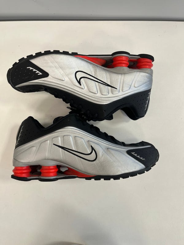 ナイキ NIKE SHOX R4 METALLIC SILVER ナイキ ショックス R4 HQ1988-002 メンズ靴 スニーカー シルバー 26cm 101sh-2406