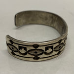 【曜日割引対象外】 【中古】インディアンジュエリー INDIAN JEWELRY ホピ族 JJ 刻印 メンズジュエリー・アクセサリー バングル シルバー 201goods-675 VB