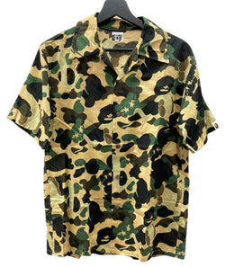 アベイシングエイプ A BATHING APE × カウズ KAWS ベイプ BAPE オープンカラー 開襟シャツ カモ柄 カモフラ 迷彩柄 1st ファーストカモ コットン 日本製 グリーン系 緑 半袖シャツ 総柄 グリーン Mサイズ 104MT-1817
