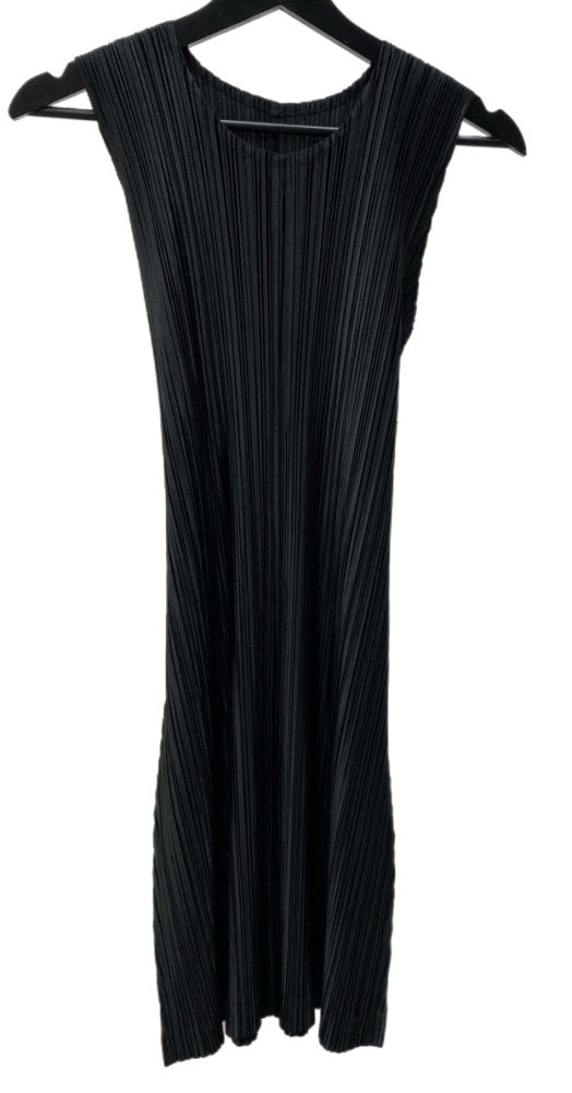 イッセイミヤケ ISSEY MIYAKE プリーツプリーズ PLEATS PLEASE ノースリーブ 膝丈 プリーツ加工 バックリボン ウエストマーク BLACK 黒 PP51-JH125 ワンピース 無地 ブラック サイズ5 104LT-106