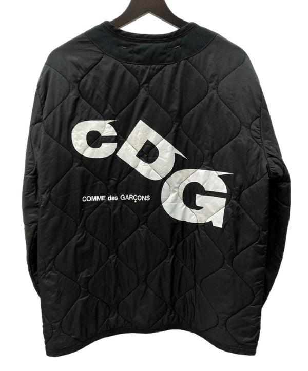 コムデギャルソン COMME des GARCONS 22AW シーディージー CDG × アルファ Alpha Industries ライナー フロントボタン キルティング ナイロン バックロゴ BLACK 黒 SZ-J030 ジャケット プリント ブラック Mサイズ 104MT-2013