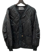 コムデギャルソン COMME des GARCONS 22AW シーディージー CDG × アルファ Alpha Industries ライナー フロントボタン キルティング ナイロン バックロゴ BLACK 黒 SZ-J030 ジャケット プリント ブラック Mサイズ 104MT-2013