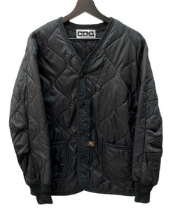 コムデギャルソン COMME des GARCONS 22AW シーディージー CDG × アルファ Alpha Industries ライナー フロントボタン キルティング ナイロン バックロゴ BLACK 黒 SZ-J030 ジャケット プリント ブラック Mサイズ 104MT-2013