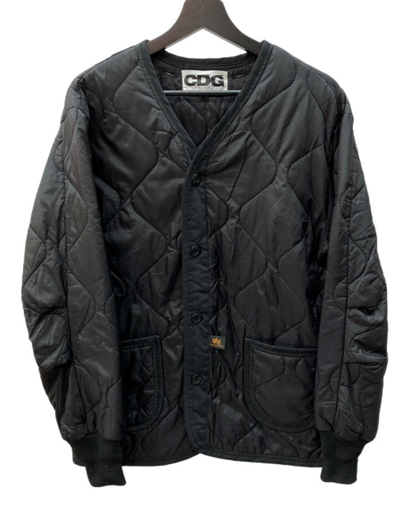 コムデギャルソン COMME des GARCONS 22AW シーディージー CDG × アルファ Alpha Industries ライナー フロントボタン キルティング ナイロン バックロゴ BLACK 黒 SZ-J030 ジャケット プリント ブラック Mサイズ 104MT-2013