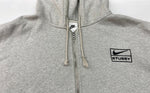 ステューシー STUSSY × NIKE ナイキ Fleece ZIP Hoodie フリース ジップ フーディ パーカー 灰 FJ9181-050 パーカ ロゴ グレー XLサイズ 104MT-2031