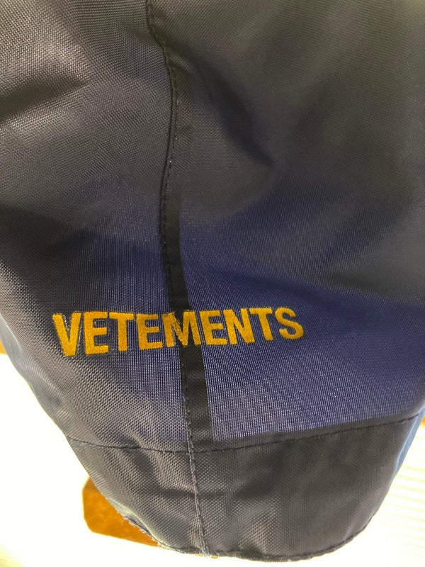 ヴェトモン VETEMENTS ETE2018 OUTERWEAR PRET-A-PORTER Sagittarius ロング丈 レインコート ナイロンジャケット 紺 WSS18JA29 ジャケット ネイビー 101MT-3063