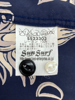 サンサーフ SUN SURF ALOHA SHIRT アロハ シャツ THE PINEAPPLE ISLAND ハワイアン オープンカラー ボタン 開襟 長袖 薄手 紺 SS23303 長袖シャツ 総柄 ネイビー Sサイズ 104MT-2325