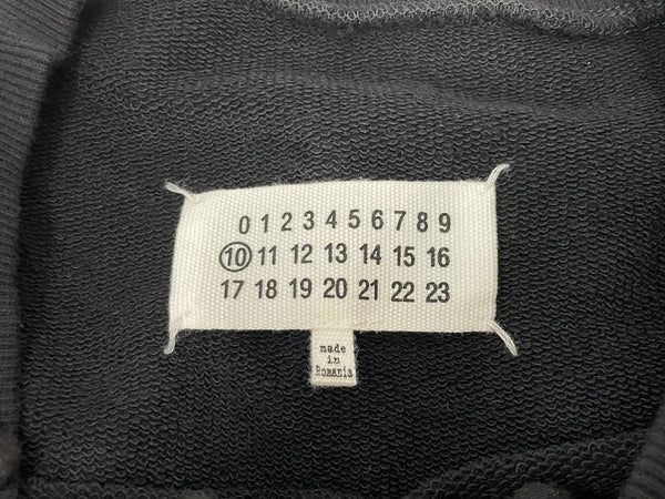 メゾンマルジェラ Maison Margiela  アップサイドダウンロゴ 刺繍 クルーネック スウェット S50GU0166 54 ブラック 601MT-42