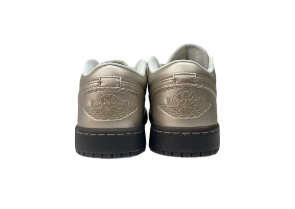 ナイキ NIKE 24年製 WMNS AIR JORDAN 1 LOW SE METALLIC ZINC エア ジョーダン ロー メタリック ジンク AJ1 金 HQ3529-099 メンズ靴 スニーカー ゴールド 27.5cm 104S-949