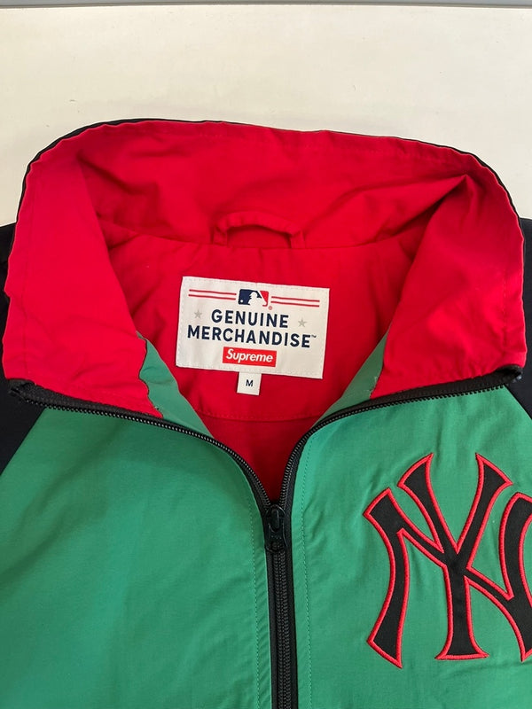 シュプリーム SUPREME 21AW SUPREME×New York Yankees Track Jacket ニューヨークヤンキーズ コラボ トラックジャケット ナイロンジャケット ロゴ刺繍 緑 ジャケット グリーン Mサイズ 101MT-5052