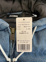 エクストララージ XLARGE ACTIVE DUCK PUFFER JACKET INDIGO アクティブ ダック パッファージャケット インディゴ 中綿ジャケット デニム フード ロゴ XL ジャケット ブルー LLサイズ 101MT-5389