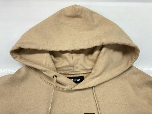 ウィンダンシー WIND AND SEA × GOD SELECTION XXX ゴッドセレクショントリプルエックス プルオーバー パーカー HOODIE フーディ 刺繍 茶色 BEIGE WDS-XXX-21A-02 パーカ ロゴ ベージュ Lサイズ 104MT-734