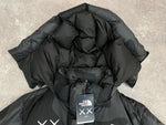 ザノースフェイス THE NORTH FACE × カウズ KAWS 22AW RETRO 1994 HIMALAYAN PARKA レトロ ヒマラヤン パーカー ダウンジャケット BLACK 黒 NF0A7WLT7H4 ジャケット ロゴ ブラック Mサイズ 104MT-700