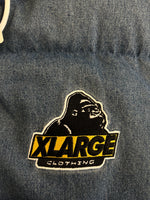 エクストララージ XLARGE ACTIVE DUCK PUFFER JACKET INDIGO アクティブ ダック パッファージャケット インディゴ 中綿ジャケット デニム フード ロゴ XL ジャケット ブルー LLサイズ 101MT-5389