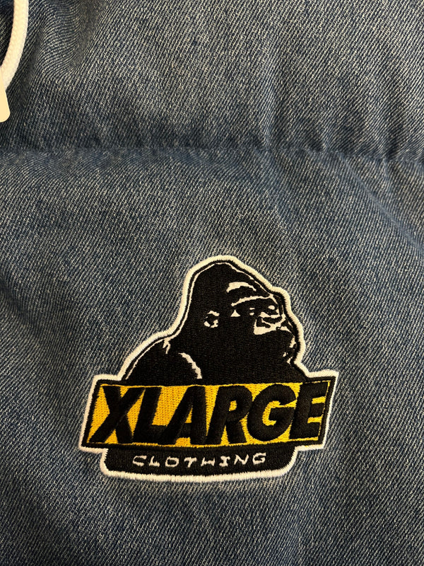 エクストララージ XLARGE ACTIVE DUCK PUFFER JACKET INDIGO アクティブ ダック パッファージャケット インディゴ 中綿ジャケット デニム フード ロゴ XL ジャケット ブルー LLサイズ 101MT-5389