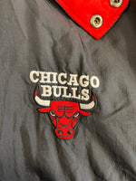 US US古着 Chicago Bulls シカゴ ブルズ 中綿ジャケット 赤 黒 ジャケット ブラック 101MT-5390
