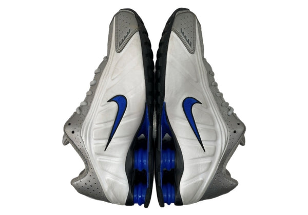 ナイキ NIKE 24年製 SHOX R4 METALLIC SILVER ショックス メタリック シルバー ローカット シューズ 白 青 銀 HQ1988-100 メンズ靴 スニーカー ホワイト 27.5cm 104S-839
