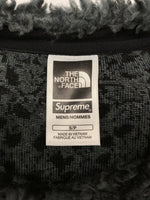 ザノースフェイス THE NORTH FACE × Supreme シュプリーム 23SS HIGH PILE FLEECE PULLOVER ハイ パイル フリース プルオーバー 灰色 NT02307I スウェット ロゴ グレー Sサイズ 104MT-656