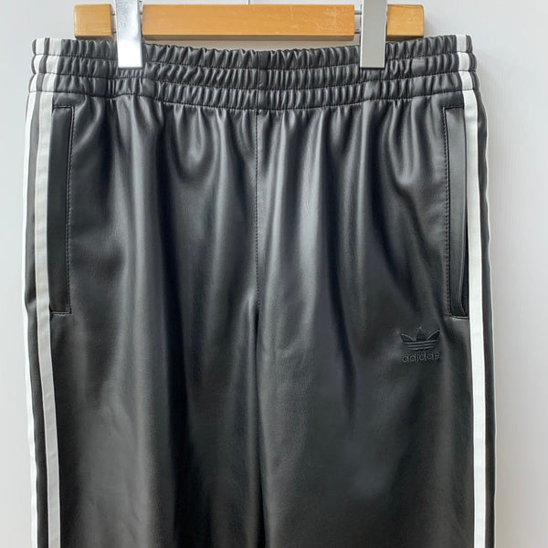 アディダス adidas フェイクレザー アディカラー スリーストライプス ファイヤー バード トラックパンツ  IZ4038 ボトムスその他 ブラック Lサイズ 201MB-1031