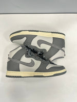 ナイキ NIKE NIKE DUNK HI RETRO SE VNTG ナイキ ダンク ハイ レトロ シーズナル エディション ヴィンテージ タンブルド グレー DM0582-001 メンズ靴 スニーカー グレー 28.5cm 101sh-2048