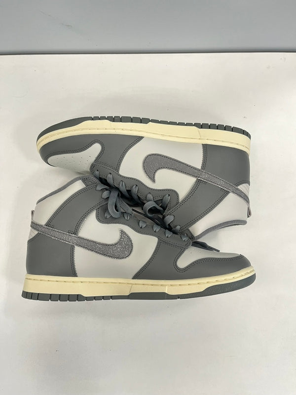 ナイキ NIKE NIKE DUNK HI RETRO SE VNTG ナイキ ダンク ハイ レトロ シーズナル エディション ヴィンテージ タンブルド グレー DM0582-001 メンズ靴 スニーカー グレー 28.5cm 101sh-2048