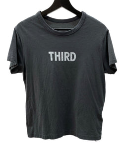 サードマガジン THIRD MAGAZINE メルローズ 定番 ロゴT 両面プリント コットン クルーネック COTTON CREWNECK 半袖 カットソー 日本製 GRAY 炭 A0811UTS426 Tシャツ ロゴ グレー SIZE9 104LT-114