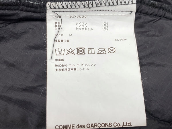コムデギャルソン COMME des GARCONS 22AW シーディージー CDG × アルファ Alpha Industries ライナー フロントボタン キルティング ナイロン バックロゴ BLACK 黒 SZ-J030 ジャケット プリント ブラック Mサイズ 104MT-2013