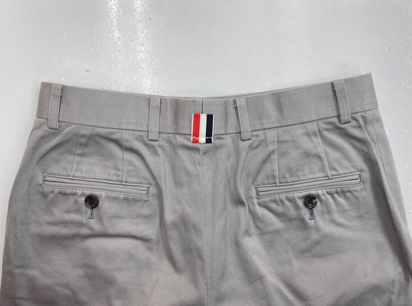 トムブラウン THOM BROWNE NEW YORK 4 Bar Classic Tailored Pants クラシック テーラード パンツ トリコロール ボタンフライ ズボン 灰 ライン MTU245A-03788035 チノパン グレー サイズ 00 104MB-137