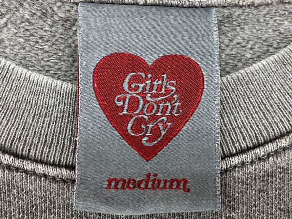 ガールズドントクライ Girls Don’t Cry Tonal Crewneck Sweatshirt トーナル クルーネック トレーナー 長袖 カットソー プルオーバー ロゴ 刺繍 GRAY 灰色 スウェット ワンポイント グレー Mサイズ 104MT-1824