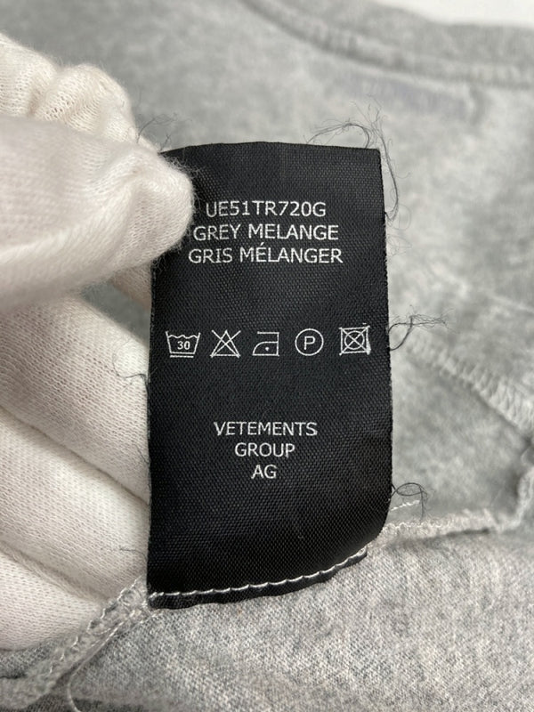 ヴェトモン VETEMENTS LOGO T-SHIRT 半袖 カットソー クルーネック プリント ロゴ 灰色 Tシャツ ワンポイント グレー Mサイズ 104MT-153