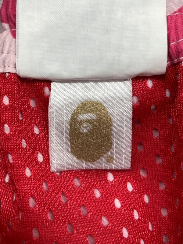 アベイシングエイプ A BATHING APE ABC CAMO BEACH SHORTS カモ ビーチ ショーツ サルカモ ハーフ スイム 短パン 白 赤 ピンク ロゴ ハーフパンツ マルチカラー Mサイズ 104MB-408