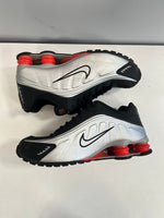 ナイキ NIKE SHOX R4 METALLIC SILVER ナイキ ショックス R4 HQ1988-002 メンズ靴 スニーカー シルバー 26cm 101sh-2406