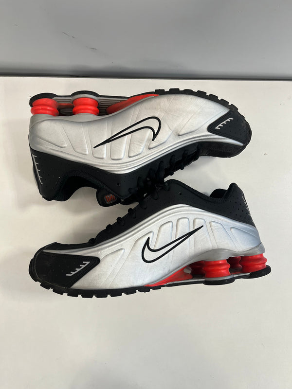 ナイキ NIKE SHOX R4 METALLIC SILVER ナイキ ショックス R4 HQ1988-002 メンズ靴 スニーカー シルバー 26cm 101sh-2406