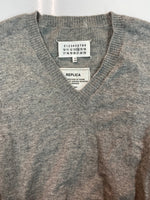 メゾンマルジェラ Maison Margiela REPLICA V-NECK LOWGAGE SWEATER Vネック ローゲージ セーター ニット 薄手 灰 S50HA0739 S16007 セーター 無地 グレー Mサイズ 104MT-2209