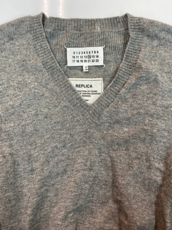 メゾンマルジェラ Maison Margiela REPLICA V-NECK LOWGAGE SWEATER Vネック ローゲージ セーター ニット 薄手 灰 S50HA0739 S16007 セーター 無地 グレー Mサイズ 104MT-2209